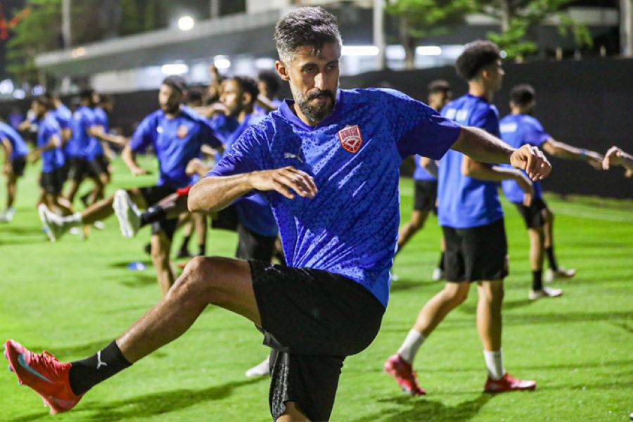 Pemain Timnas Bahrain Ismail Abdullatif mengikuti latihan jelang pertandingan Kualifikasi Piala Dunia 2026 di Lapangan A, komplek GBK, Senayan, Minggu (23/3/2025). (Salman Toyibi/Jawa Pos)