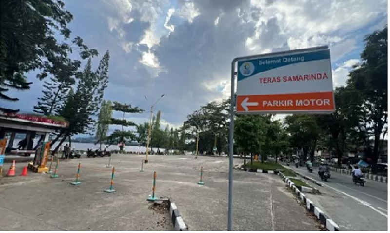 MENUNJANG KESELAMATAN. Pengunjung Teras Samarinda diarahkan tetap parkir di kawasan yang telah disediakan. (MELI/SAPOS)