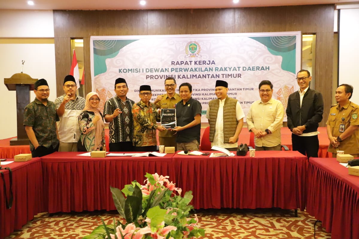 Komisioner KI Kaltim foto bersama dengan Komisi I DPRD Kaltim.