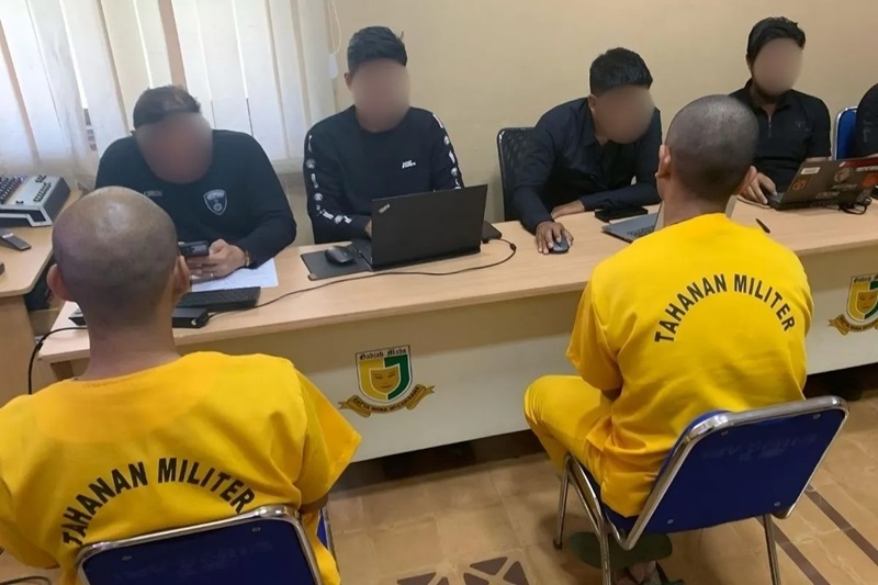 Tim gabungan pada Polri memeriksa oknum TNI yang diduga terlibat dalam jaringan penjualan senjata api lintas provinsi untuk kelompok kriminal bersenjata (KKB) di Papua pada Jumat (21/3/2025). (HO)