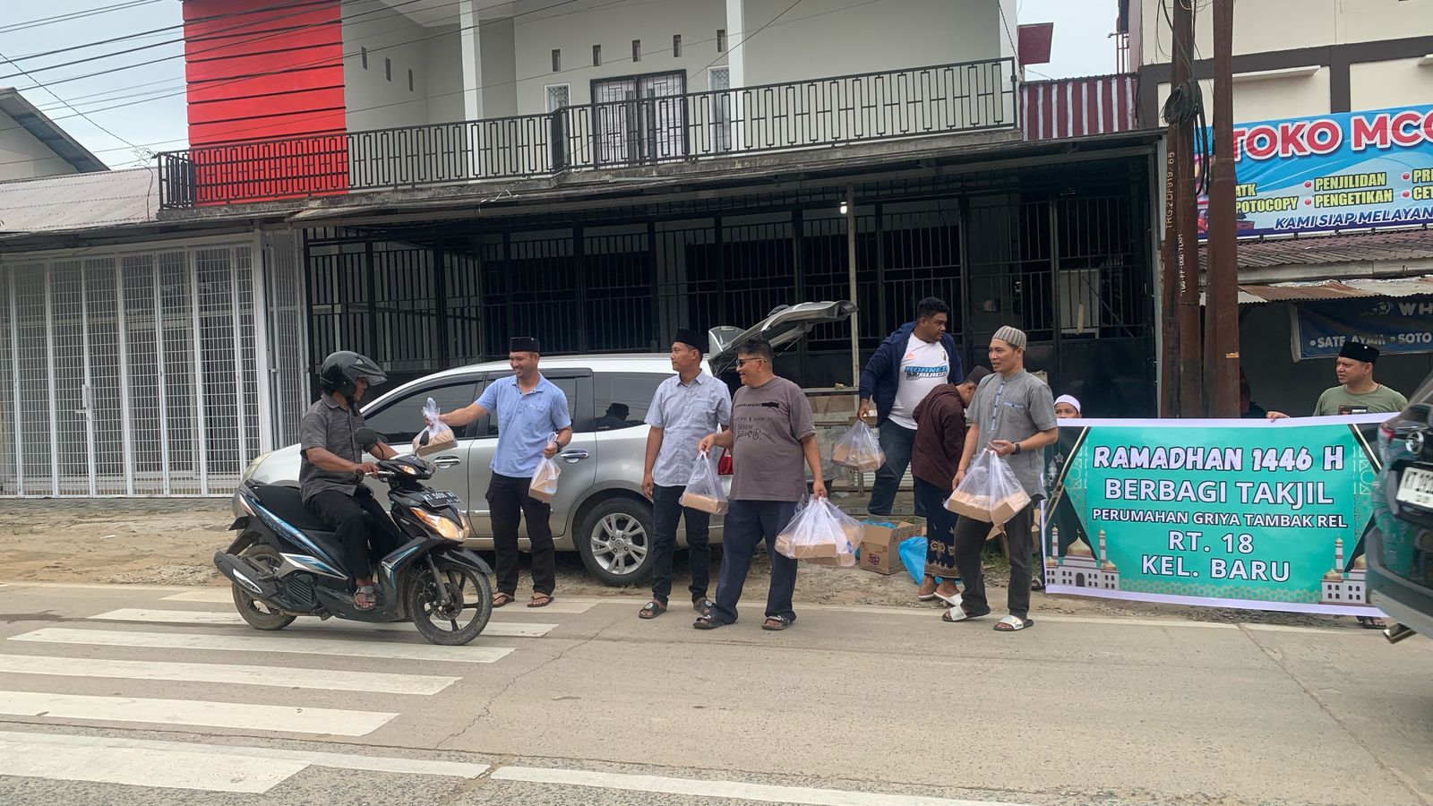 Warga RT 18 Kelurahan Baru, Tenggarong berbagi takjil kepada pengendara yang lalu lalang (Istimewa)
