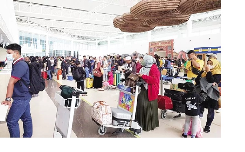 TITIP BAGASI: Suasana arus mudik Lebaran di Bandara Syamsudin Noor pada tahun lalu. (Foto: DOK RADAR BANJARMASIN)