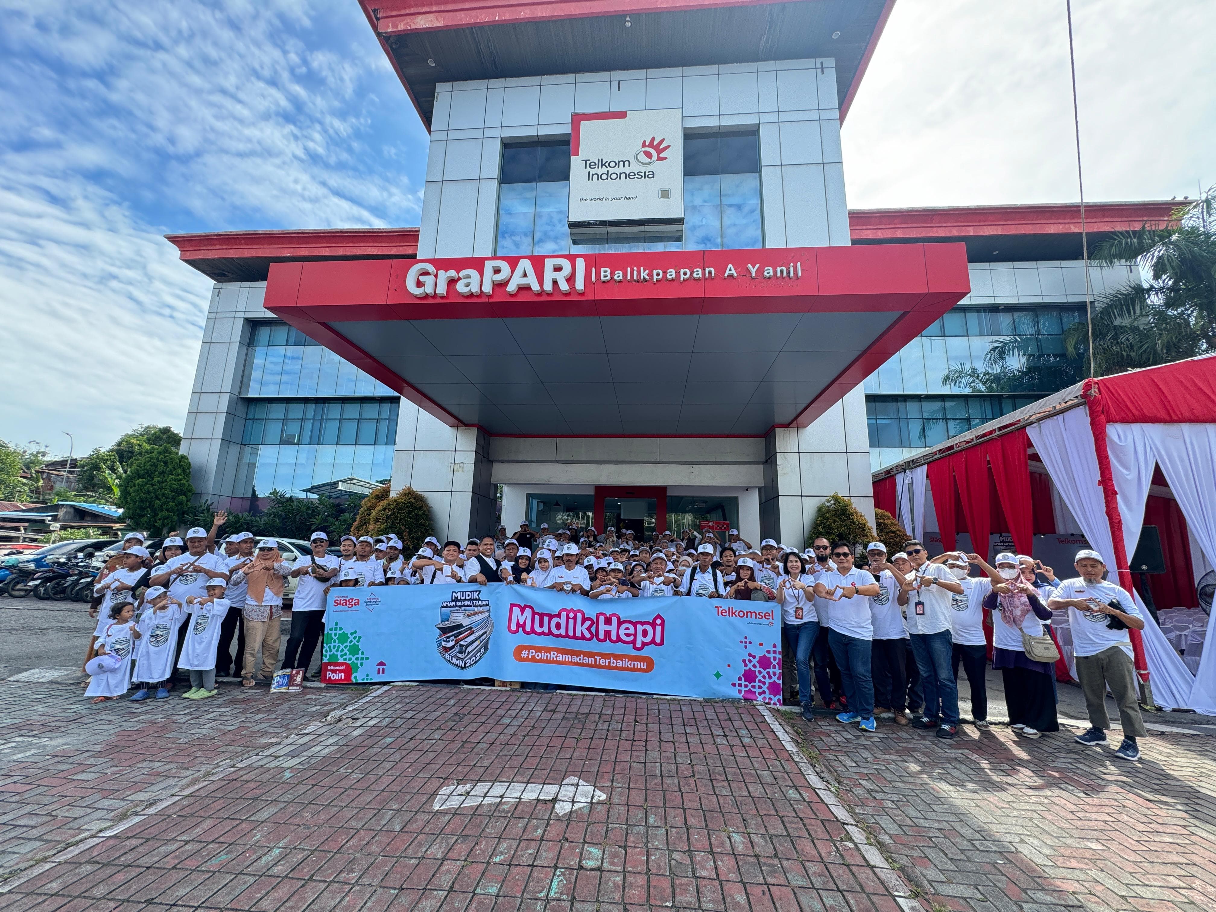 BERBAGI: Telkomsel memberangkatkan 200 pemudik dari Balikpapan ke Surabaya melalui Pelabuhan Semayang, Kamis, 27 Maret 2025.