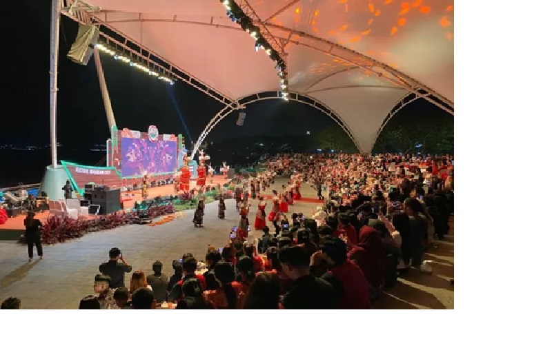 TEMPAT PERTUNJUKKAN. Sejumlah kegiatan yang melibatkan banyak penonton digelar di Teras Samarinda. Untuk sementara, kegiatan-kegiatan yang digelar tersebut tidak dipungut biaya.