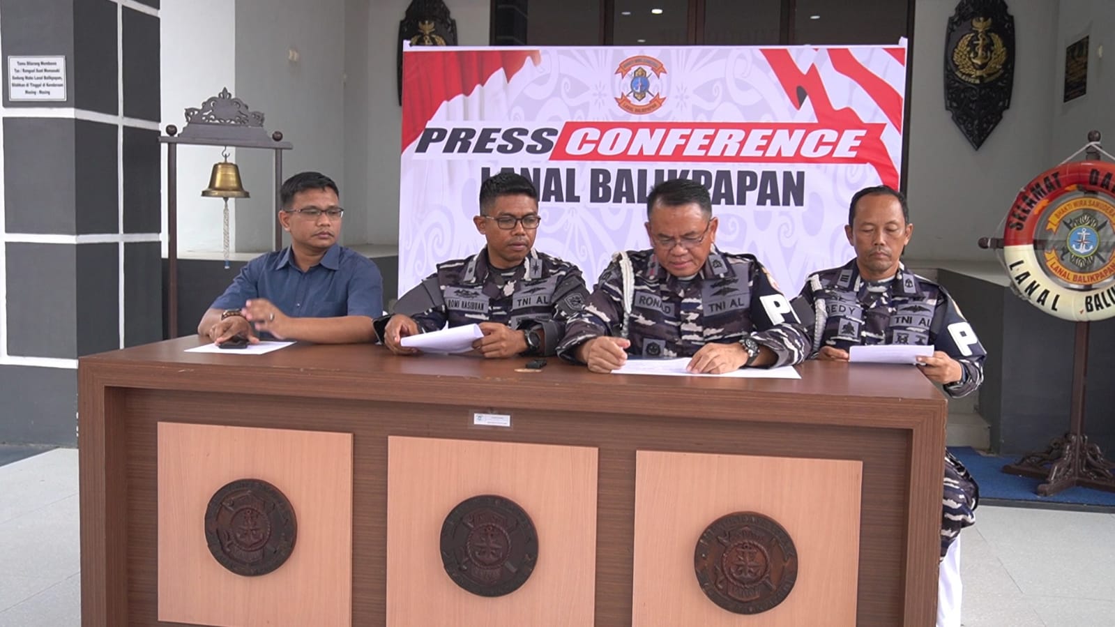 BEBERKAN: Press conference yang digelar Lanal Balikpapan terkait keterlibatan oknum anggota TNI AL Balikpapan dalam kasus tewasnya wartawati di Banjarbaru, Kalsel, Rabu, 26 Maret 2025.