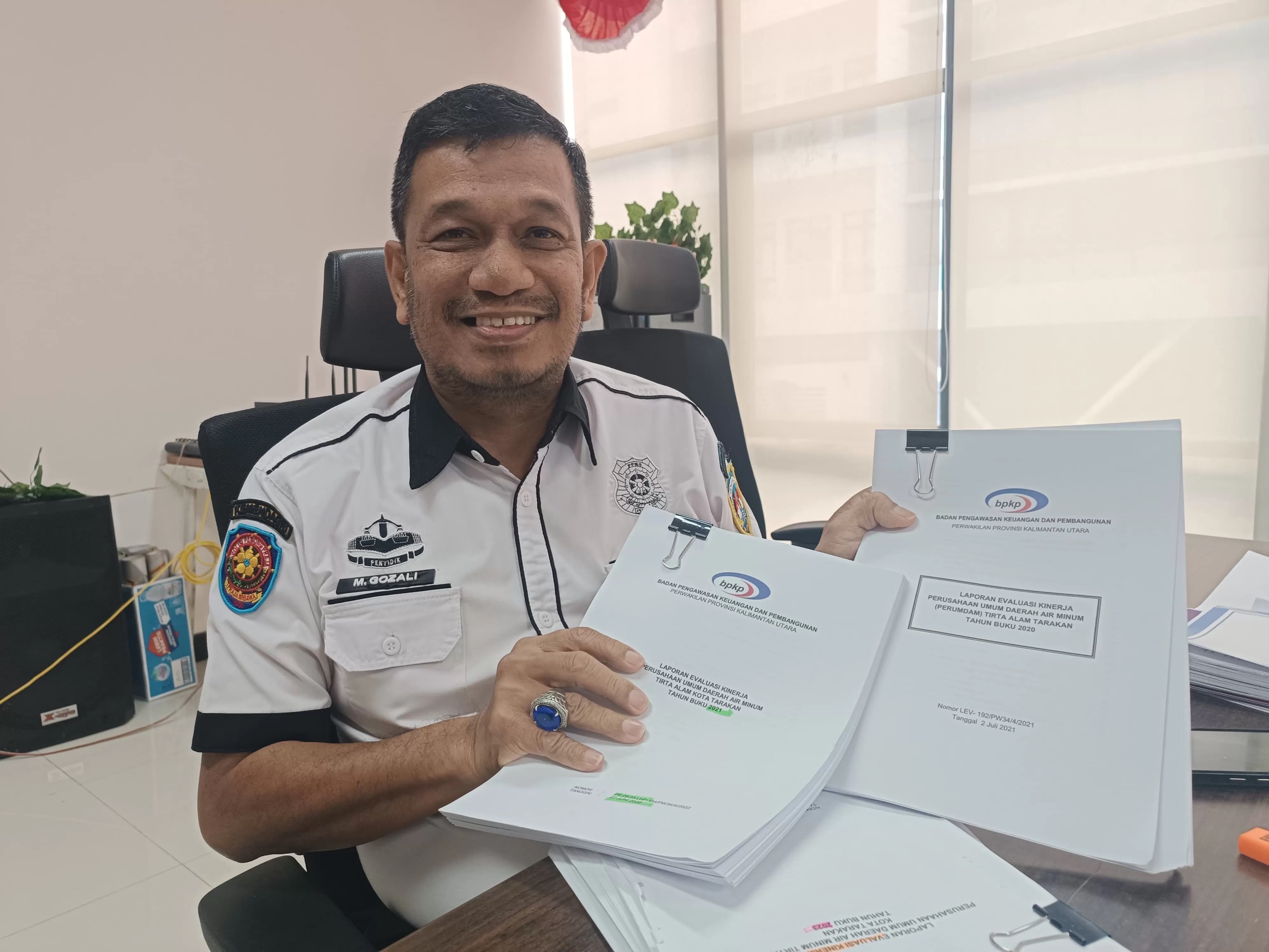 Karo Ekonomi Setprov Kaltara, M Gozali menunjukkan dokumen kerugian PDAM Tirta Alam Kota Tarakan. FOTO: IWAN K/RADAR TARAKAN