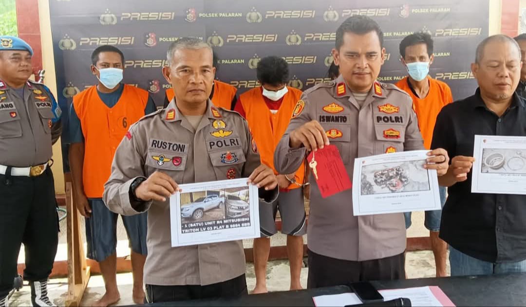 Tersangka dibeber kepada media.