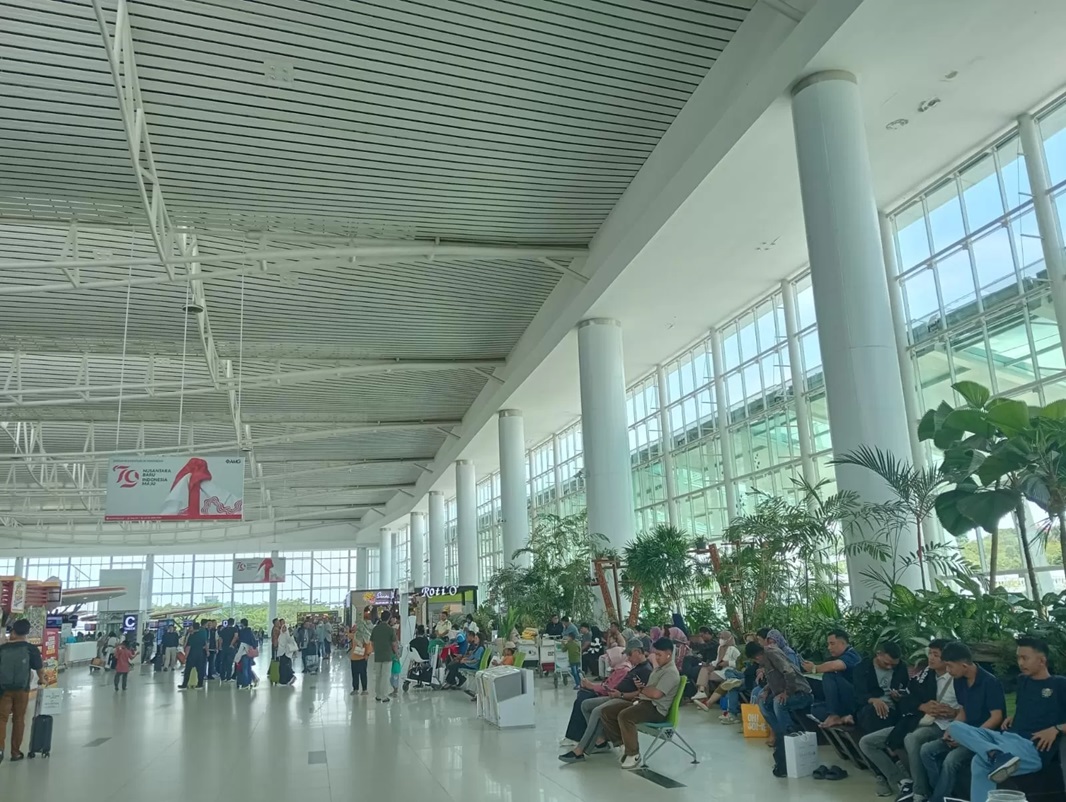 Kesibukan di terminal keberangkatan bandara SAMS Sepinggan Balikpapan.