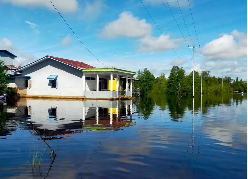 BANJIR: Kondisi banjir yang melanda di Desa Kebiau Baru.
