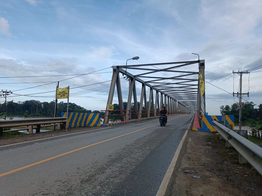 BOBOT: Kondisi Jembatan Sei Kayan pasca tertabrak kapal tongkang yang hingga saat ini belum ada kejelasannya. FOTO: IWAN K/RADAR TARAKAN