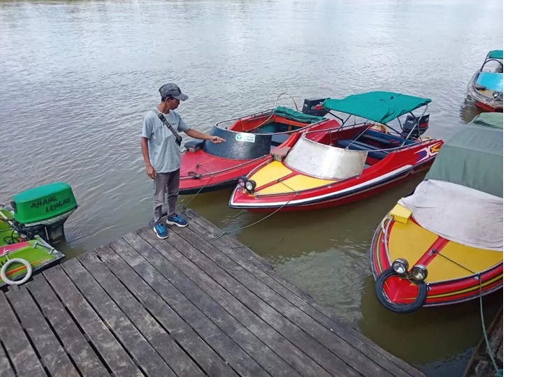 MUDIK : Terlihat motoris di Dermaga Putussibau mempersiapkan speedboat untuk mudik masyarakat. (istimewa)
