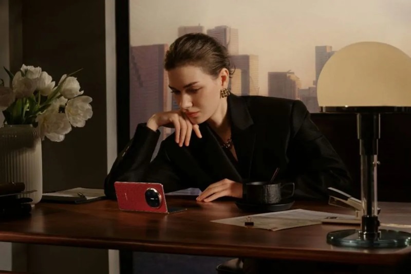 Ilustrasi pengguna smartphone lipat keluaran Huawei. (HO)