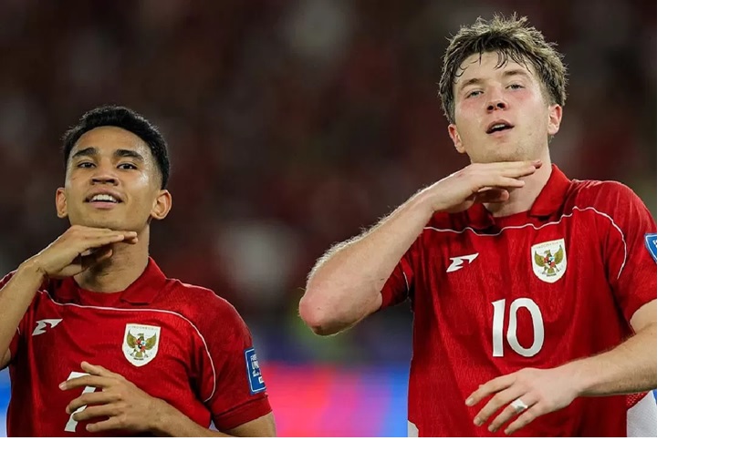 Ole Romeny (kanan) usai cetak gol ke gawang Bahrain.