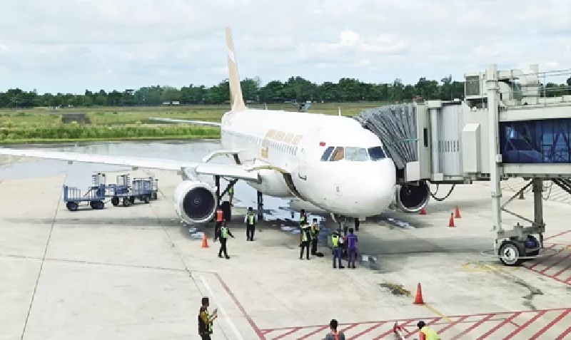 RUANG TUNGGU: Penumpang pesawat di Bandara Syamsudin Noor melonjak pada arus mudik Lebaran tahun ini.