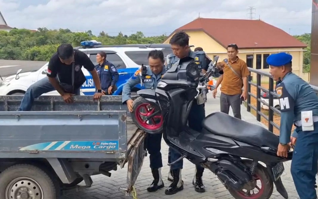 BARANG BUKTI:Motor matic milik almarhumah Juwita yang jadi salah satu alat bukti tiba di Mapolda Kalsel pada Sabtu (29/3/2025).(Foto:Inu untuk Radar Banjarmasin)