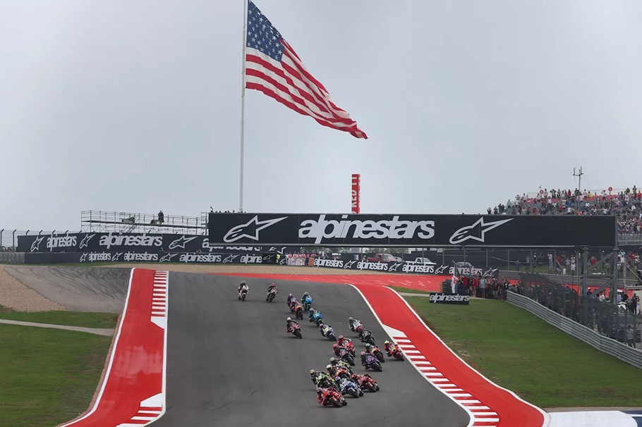 Marc Marquez memimpin di Tikungan 2 pada awal lap pertama MotoGP seri ketiga di Circuit of The Americas (COTA), Austin, Texas. Sang raja COTA langsung tancap gas sejak start,m. (Bobby Arifin)