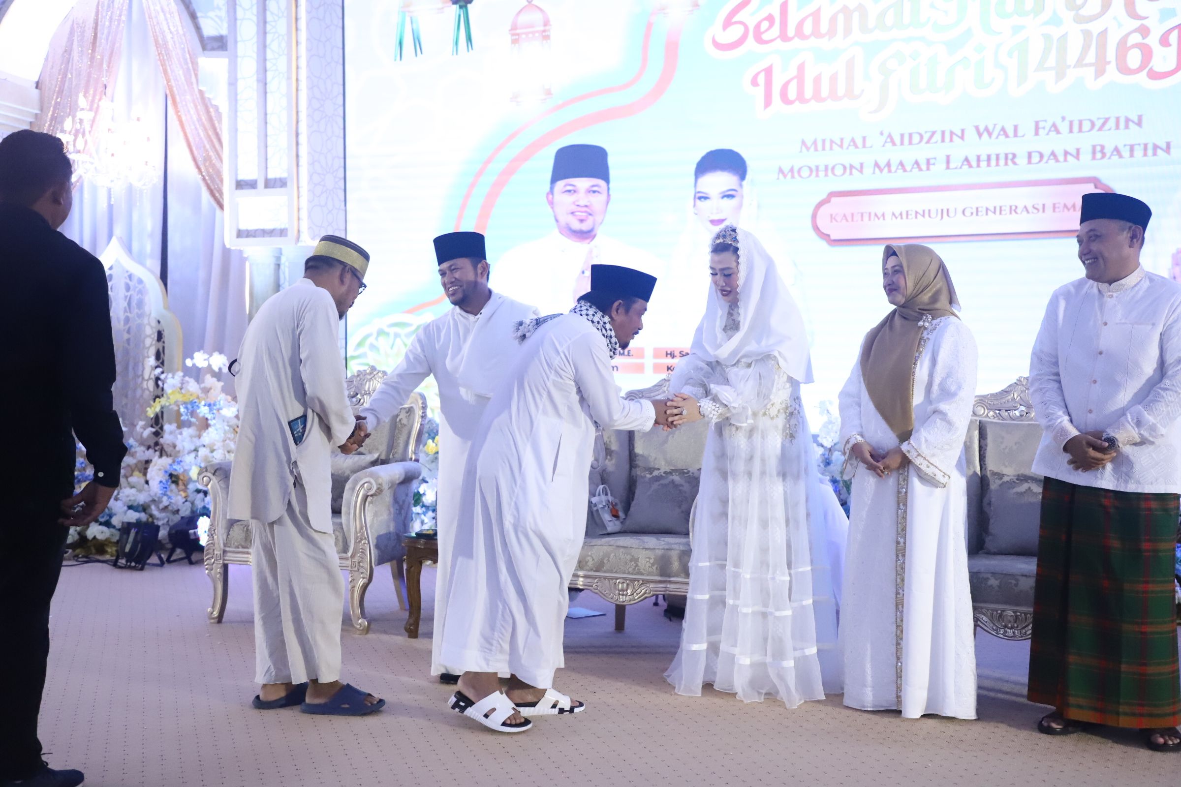 Gubernur dan Wakil Gubernur beserta istri dalam open house Idulfitri.