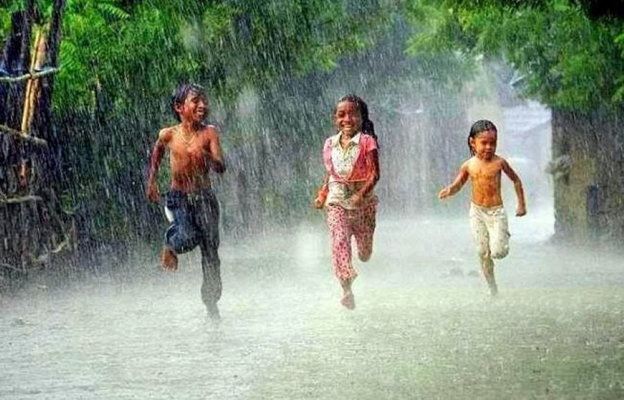 ilustrasi anak mandi hujan.