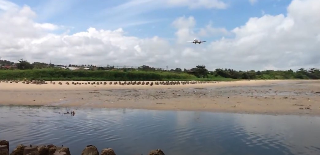 Pesawat akan landing yang terlihat di Pantai Sepinggan.