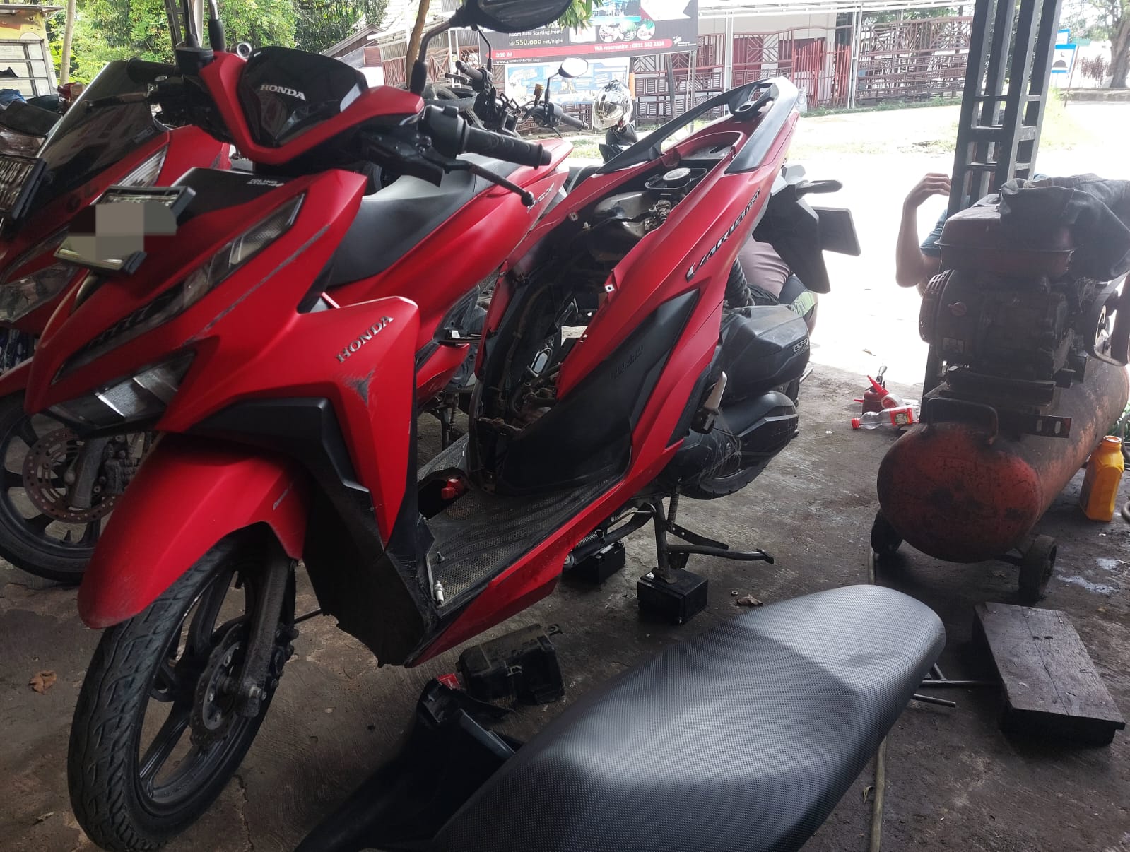 JADI KORBAN: Salah satu motor yang telah dibongkar tangkinya lantaran terdampak BBM diduga bermasalah di Kukar.