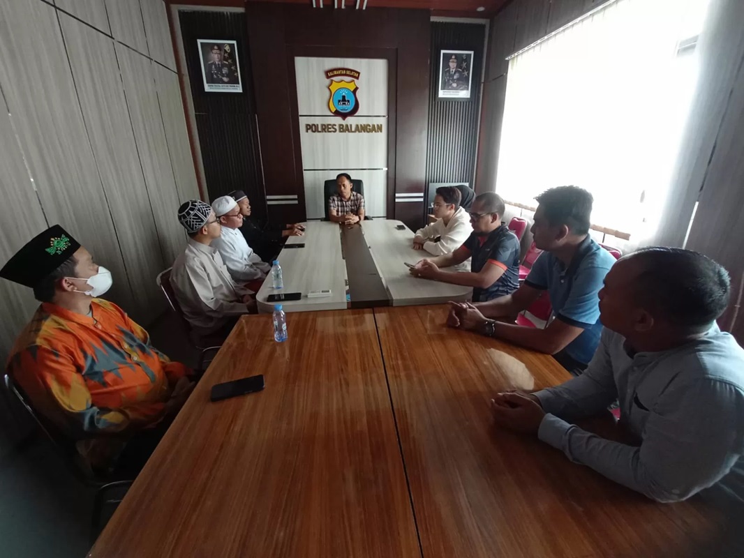 MEDIASI: Fajar memberikan klarifikasi dengan melibatkan tokoh agama setempat guna meredakan ketegangan. (Foto:Polres Balangan untuk Radar Banjarmasin)