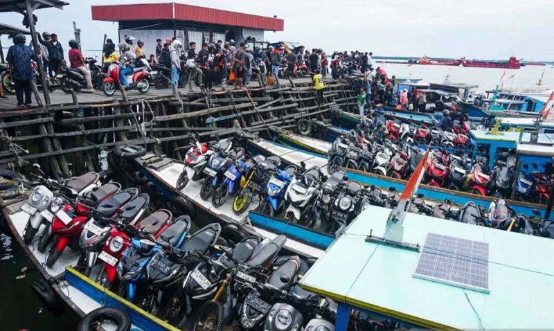 Kesibukan klotok penyeberangan di pelabuhan Kampung Baru Balikpapan.