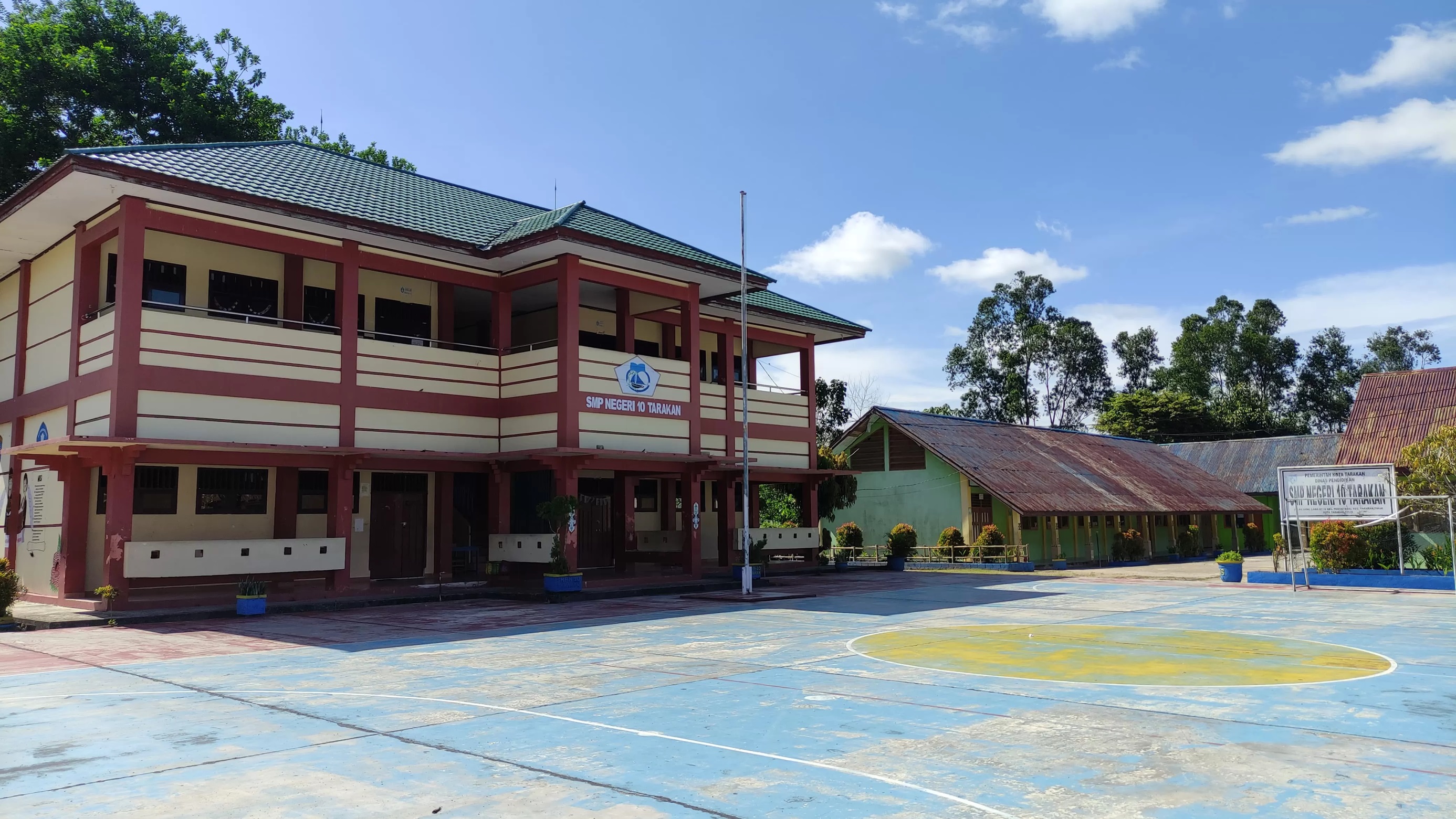PENDIDIKAN : SMPN 10 Tarakan, satu-satunya SMP di daerah pesisir Pantai Amal. FOTO: WILDAN/RADAR TARAKAN
