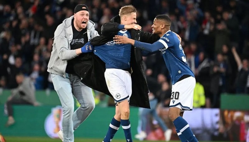 Para pemain Bielefeld merayakan kemenangan pertandingan sepak bola semifinal Piala Jerman (DFB Pokal) antara Arminia Bielefeld dan Bayer 04 Leverkusen di Bielefeld, Jerman barat pada 1 April 2025.