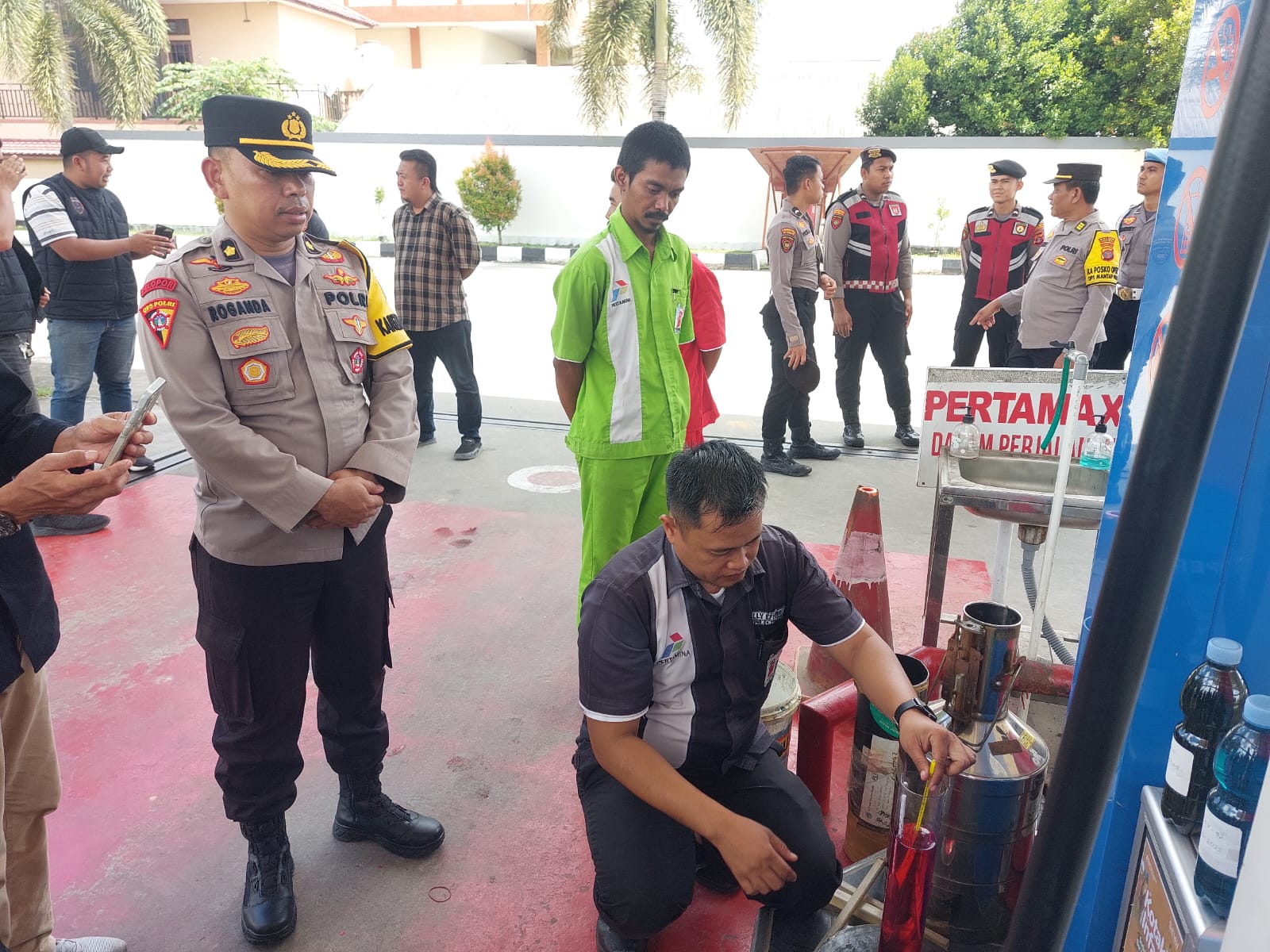 Pihak kepolisian dan pemerintah melakukan sidak terhadap SPBU di Kukar mengenai laporan dugaan BBM oplosan (Elmo/Prokal.co)