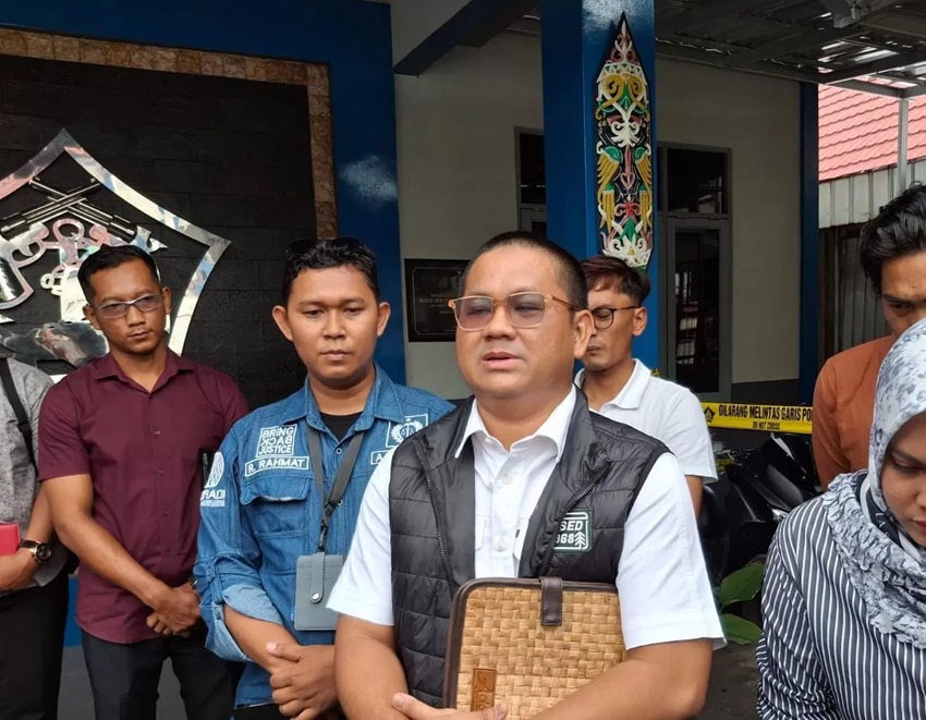 WAWANCARA:M Pazri, kuasa hukum keluarga Juwita membeberkan fakta tentang temuan cairan putih di kelamin korban saat proses autopsi.(foto:Suroto untuk Radar Banjarmasin)