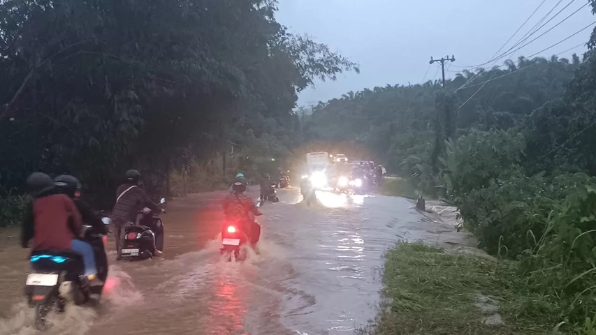 Hujan deras yang mengguyur Kaltim menyebabkan banjir parah di jalan provinsi Desa Lolo, Kuaro, Paser. Kendaraan terjebak macet, pengendara memilih menunggu atau mencari jalan alternatif.(RANO)