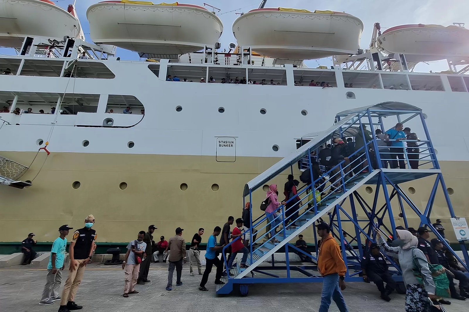 Aktivitas di Pelabuhan Semayang di Balikpapan.