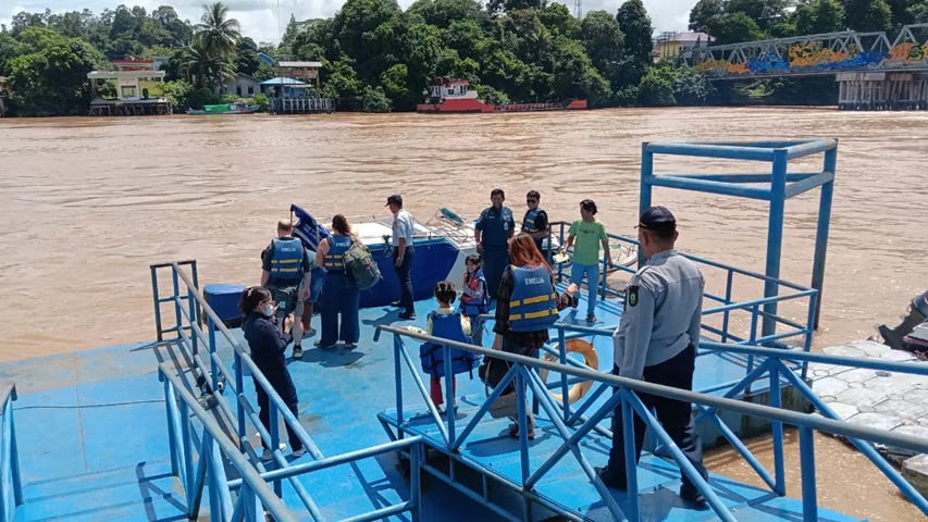 Petugas Dishub Berau saat mengawasi penumpang yang akan masuk speedboat di dermaga Sanggam. (ARTA KUSUMA YUNANDA/BP)