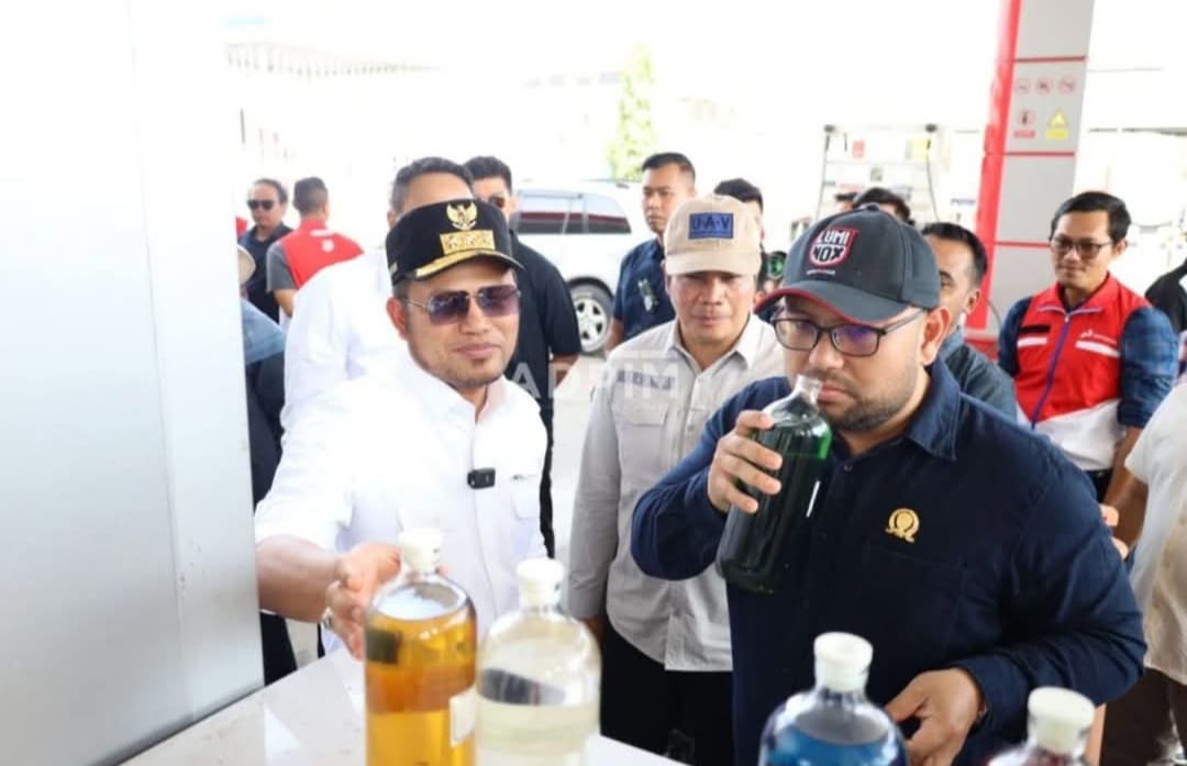 Rudy saat mengecek SPBU.