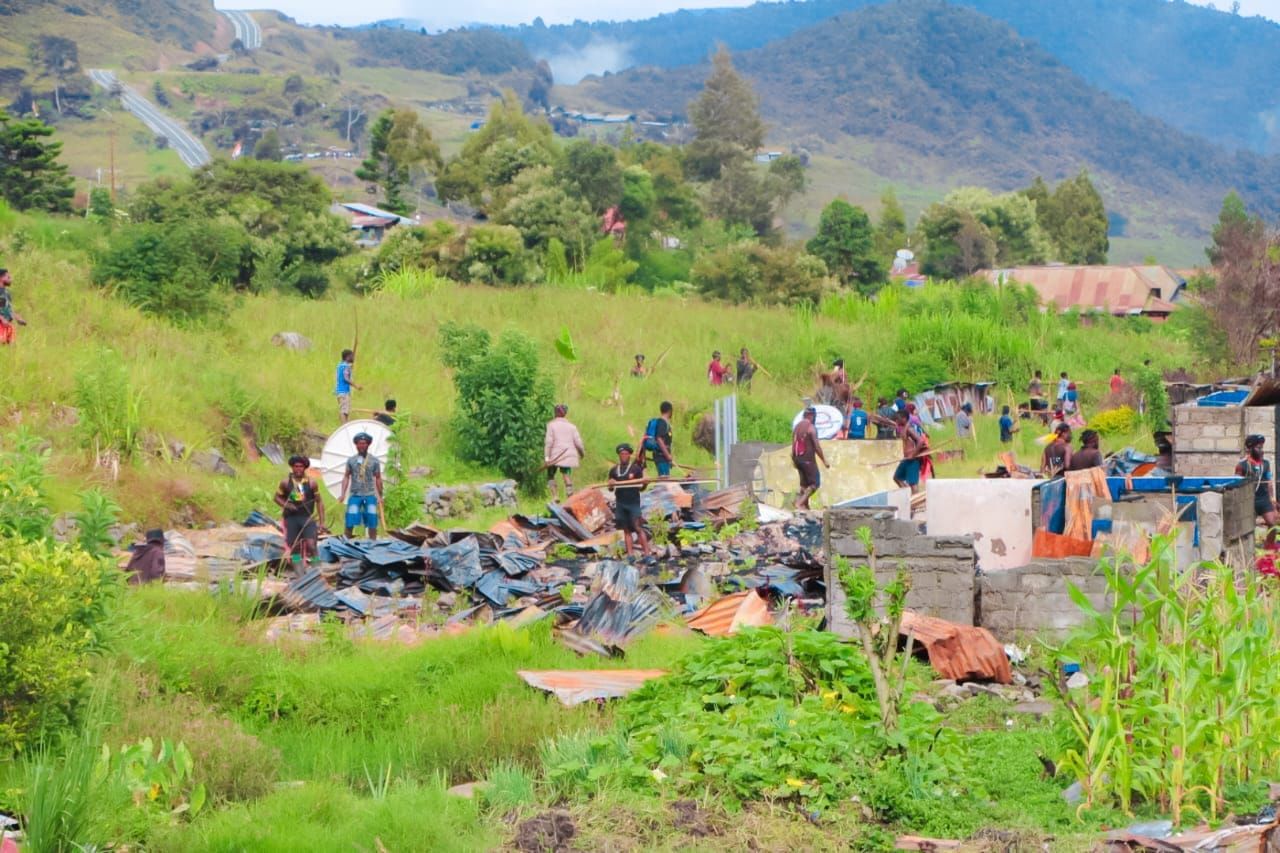 Puing bekas pembakaran dalam bentrok Pilkada di Puncak Mulia, Papua.