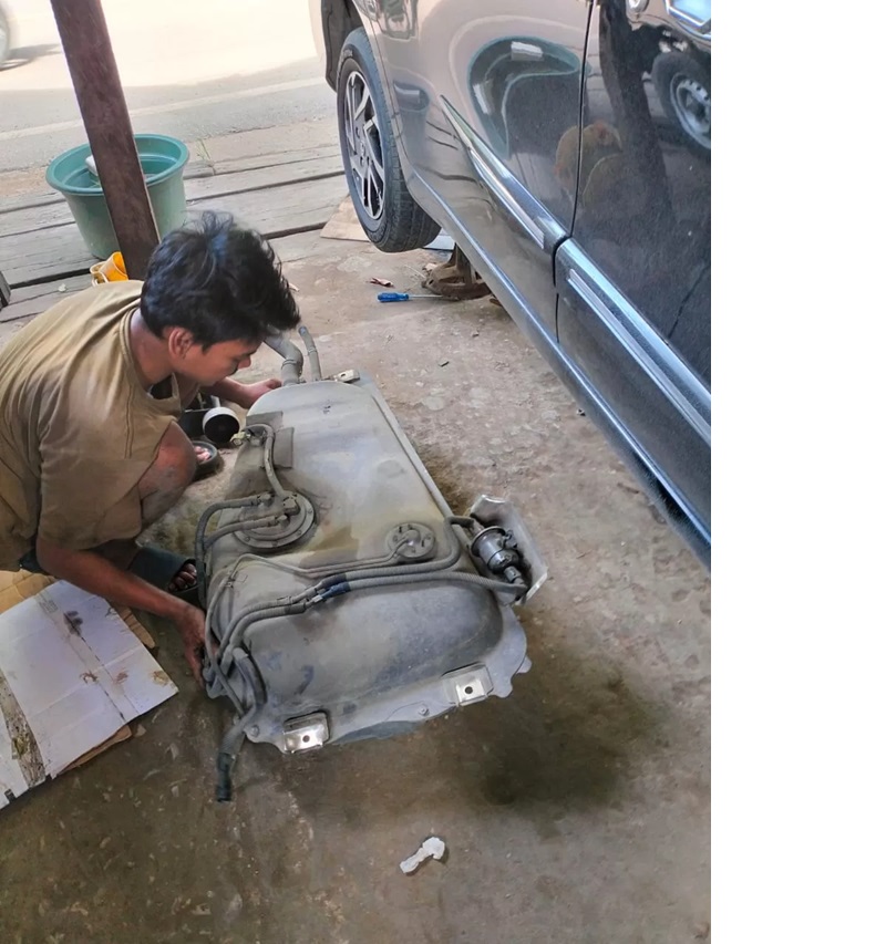 BONGKAR MESIN. Warga Samarinda sampai ada yang harus membongkar mesin setelah mengalami mogok usai mengisi Pertamax.