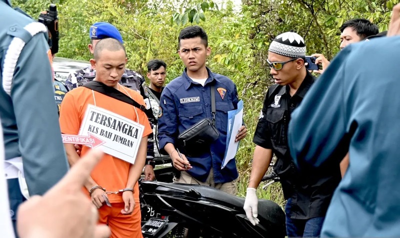 Penyidik Detasemen Polisi Militer Pangkalan TNI Angkatan Laut (Denpomal) Banjarmasin menyaksikan tersangka, oknum TNI AL Kelasi Satu Jumran (baju oranye).