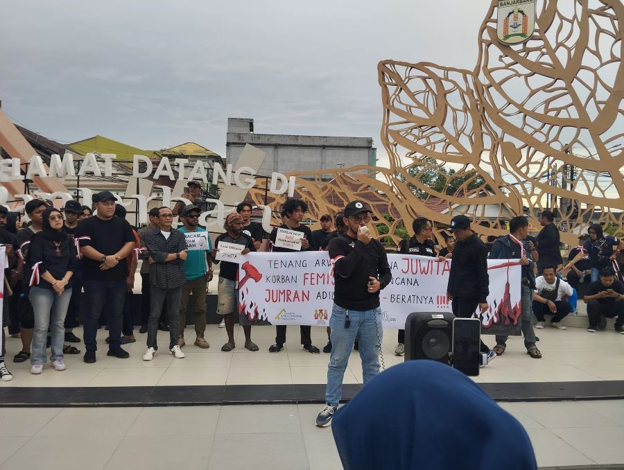 BERORASI:Rhony Ariffin berorasi di Aksi Kamisan &lsquo;Justice For Juwita&rsquo; di Tugu Nol Kilometer Kota Banjarbaru, Kamis (3/4/2025) sore.(Foto:Fadlan Zakiri/Radar Banjarmasin)