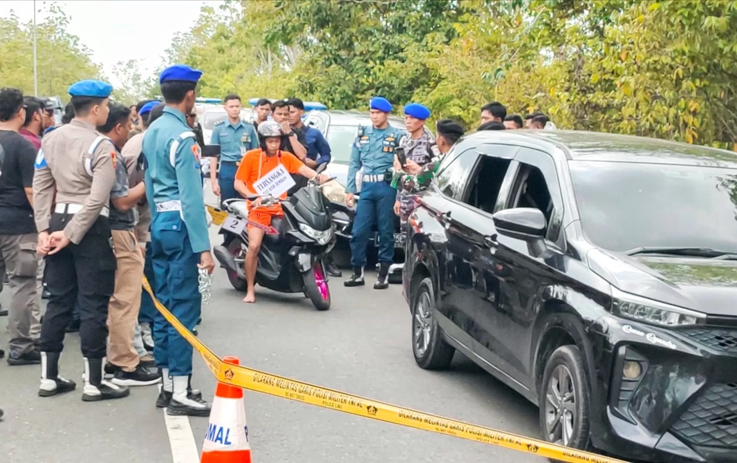 REKA ADEGAN:Tersangka J dalam rekonstruksi kasus pembunuhan Juwita (23) di TKP, Jalan Trans Gunung Kupang, Kecamatan Cempaka, Banjarbaru, Sabtu (5/4/2025) siang.(Foto:Bayu/Radar Banjarmasin)
