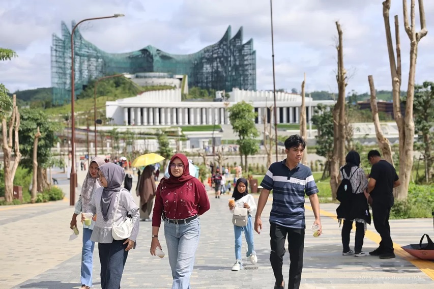 WISATAWAN: Selama libur bersama dan Idulfitri 1446 Hijriah tercatat sebanyak 64 ribu wisatawan Indonesia dan mancanegara mengunjungi IKN. (FOTO: IST)