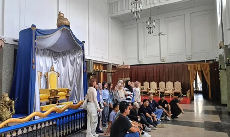 Wisatawan di Museum Mulawarman.