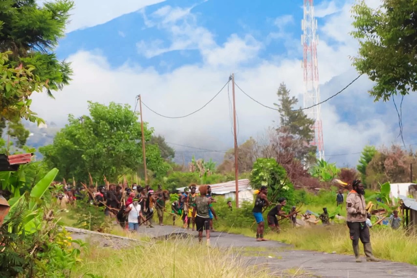 Bentrokan antarpendukung pasangan calon Pilkada menyebabkan 12 orang tewas, ratusan lainnya luka-luka, dan menyebabkan kerusakan material yang cukup besar.