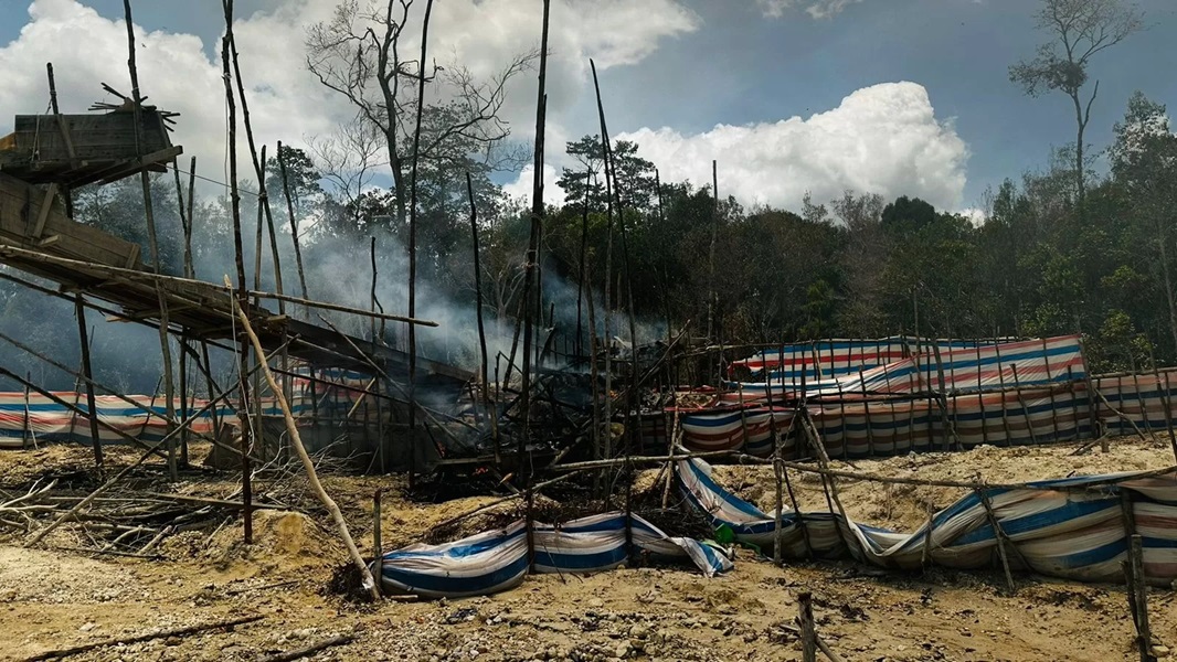 SISA PETI: Pemusnahan peralatan tambang PETI di Suhaid oleh Tim Gabungan. (ISTIMEWA)