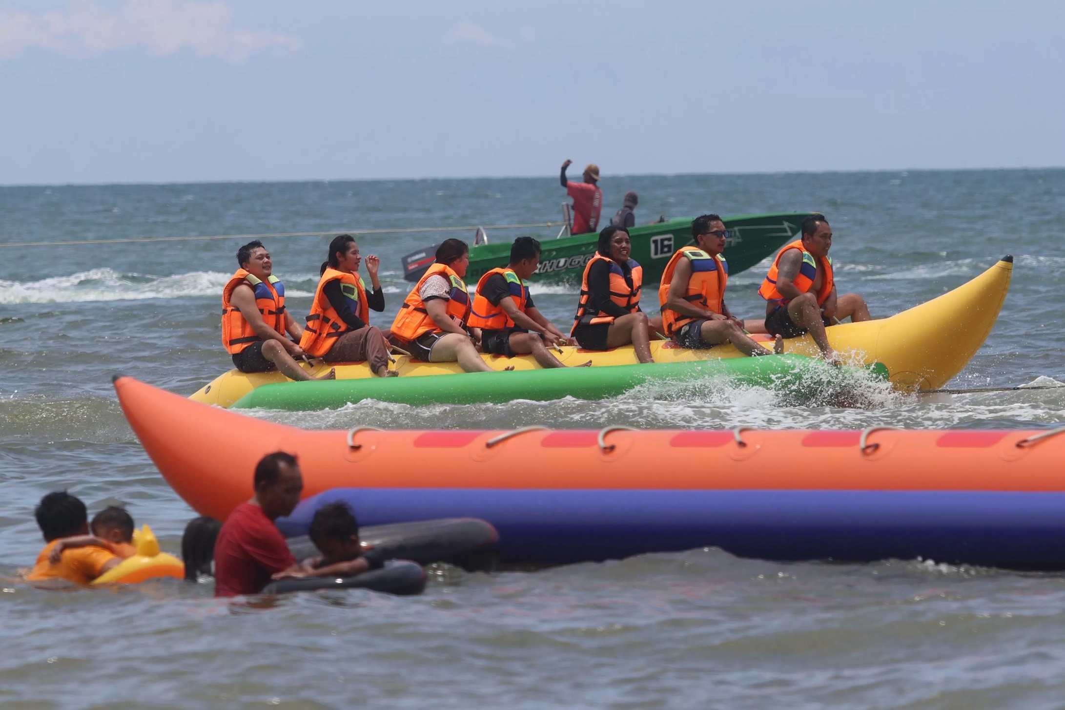 ISI LIBURAN: Warga bermain banana boat di Pantai Manggar, Balikpapan. (ANGGI PRADITHA/KP)