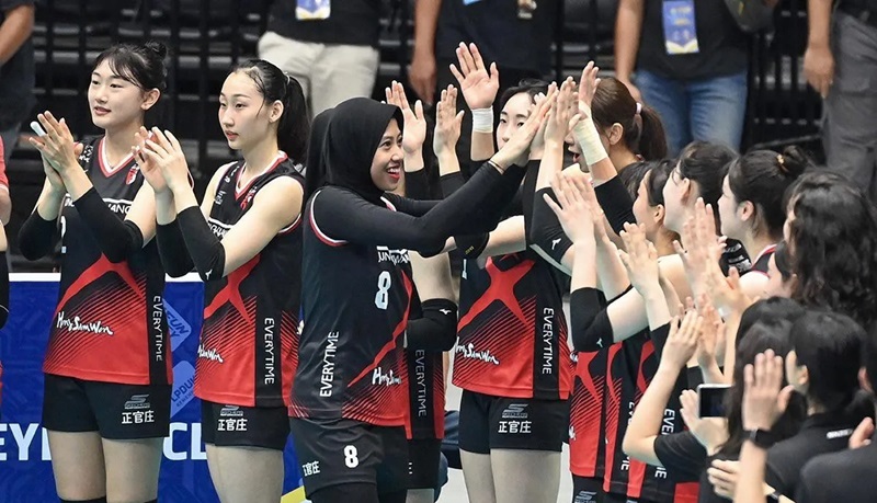 Pebola voli Red Sparks Megawati Hangestri (tengah) melakukan tos dengan rekannya.