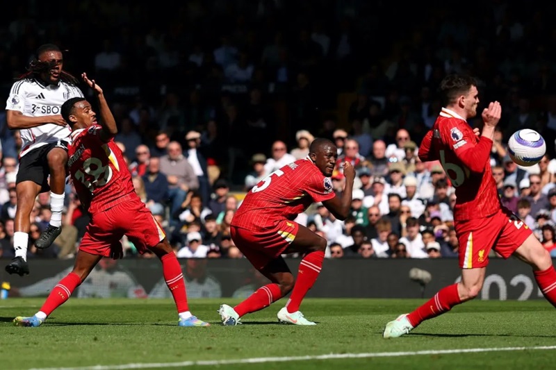 Para pemain Liverpool berusaha menahan tendangan pemain Fulham Alex Iwobi (kiri)