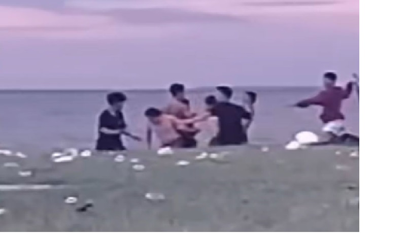 GANGGU KAMTIBMAS: Potongan rekaman peristiwa perkelahian kelompok pemuda di wisata Pantai Teluk Bogam, Kecamatan Kumai, Kabupaten Kotawaringin Barat belum lama ini.