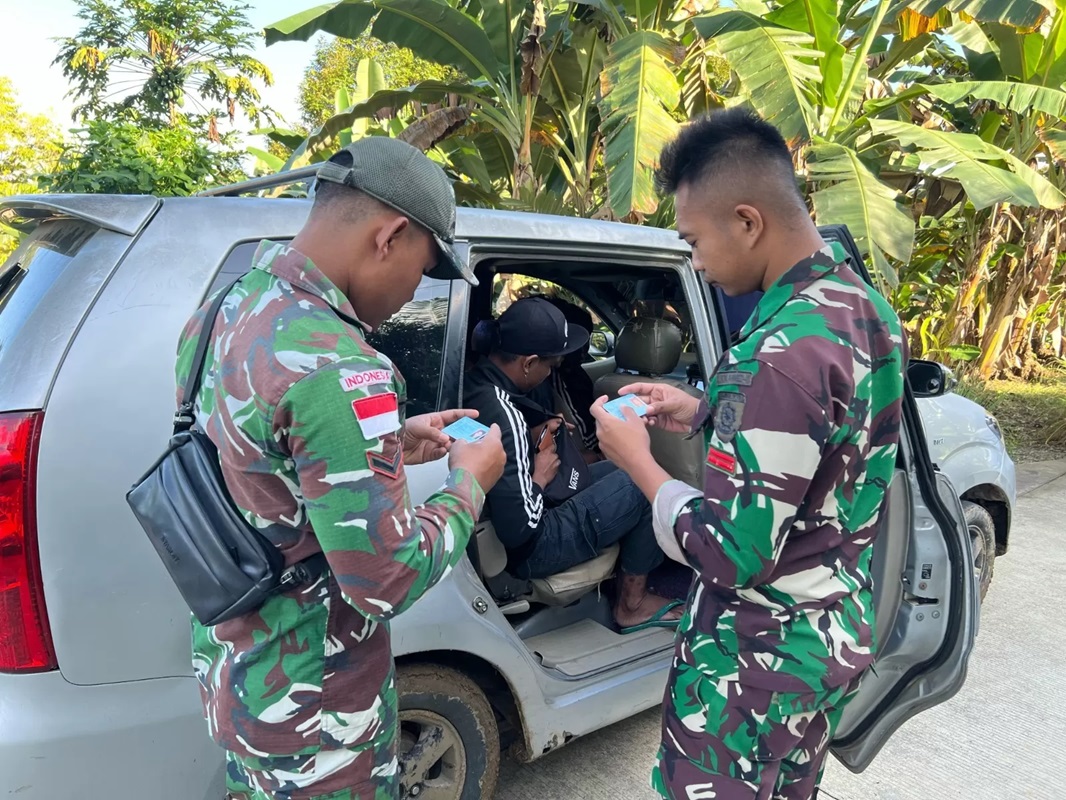 DIGAGALKAN : Tim Satgas Gabungan saat memeriksa identitas CPMI.