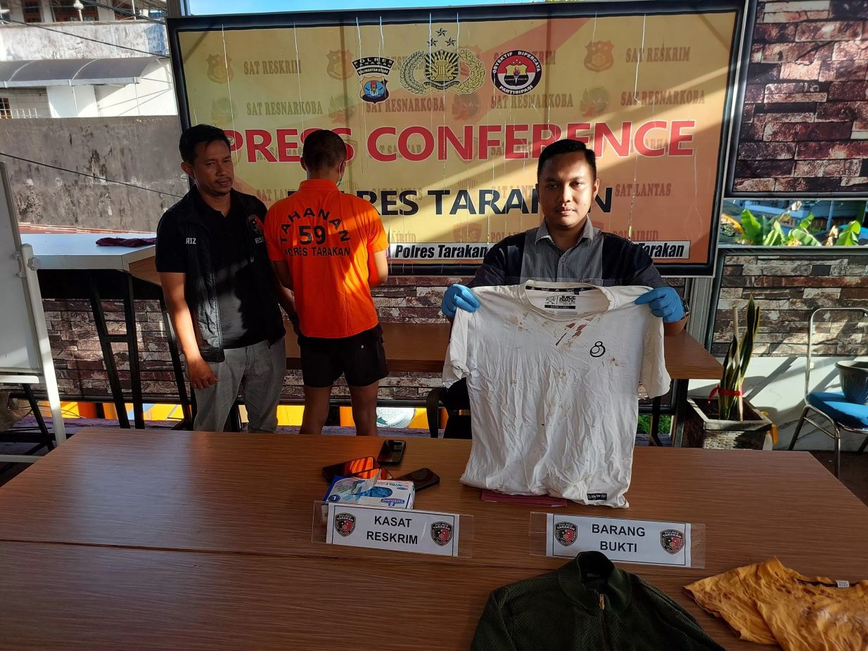 DIAMANKAN: Pelaku beserta barang bukti yang diamankan oleh pihak kepolisian. FOTO: ELIAZAR/RADAR TARAKAN
