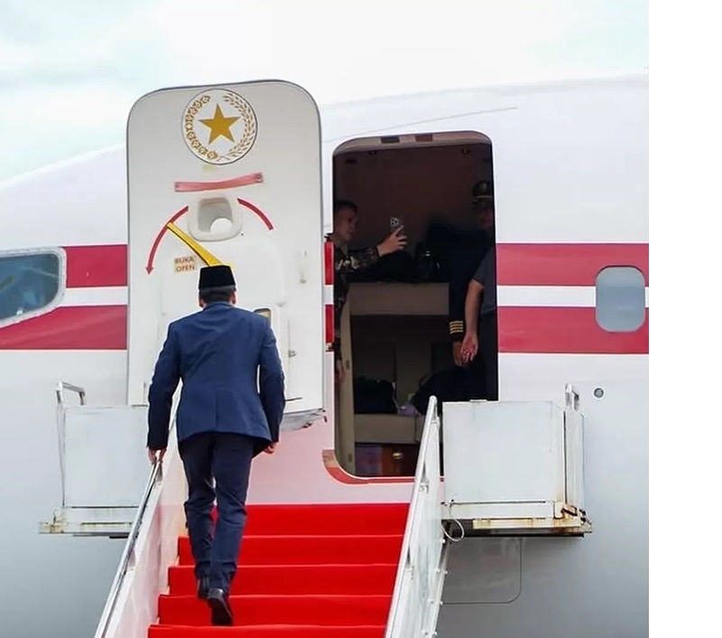 Asisten pribadi (Aspri) Presiden Prabowo Subianto, Agung Surahman saat dijemput Pesawat Kepresidenan RI.